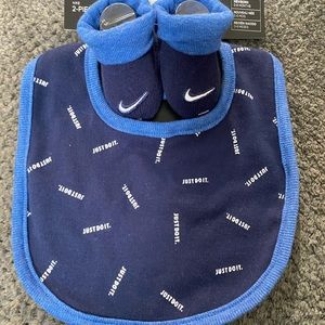 Nike baby socks and matching bib set